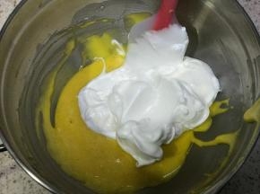取三分之一蛋白加入蛋黄糊翻拌均匀
