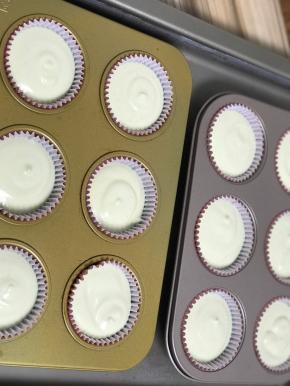 准备马芬模具放好纸杯，8分满面糊