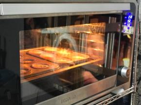 提前预热，150度35分钟，大烤盘中加水，把模具放烤盘中水浴烘烤