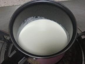 把淡奶油和水饴小火加热