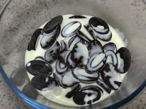 倒入巧克力币中，我用的是百分之62的法芙娜，盖上锡纸闷一分钟