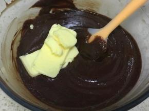 搅拌巧克力都融化后，加入黄油