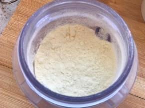 把榴莲干和奶粉的一部分混合打成粉