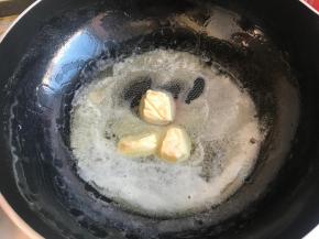 锅中黄油融化