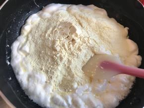 棉花糖融化后，倒入奶粉和榴莲粉