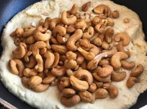 搅匀后加入腰果