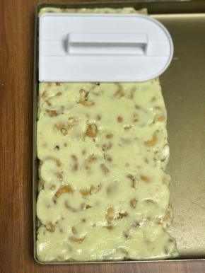 倒入金盘中，压平整