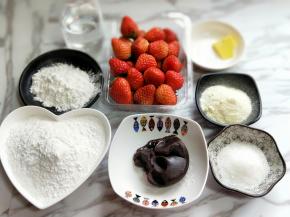 准备食材，黄油隔水融化，草莓去蒂洗干净。