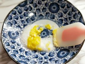 首先将隔水融化的黄油和白砂放入器具中，用硅胶铲拌均匀。