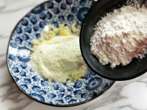 在加入玉米淀粉。