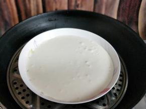 盖上盖子隔水蒸熟，也可以盖上耐高温保鲜膜，约蒸了15分钟样子。