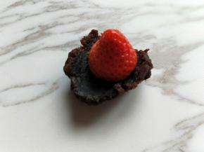 将洗干净的草莓，放入豆沙馅中，包起来。