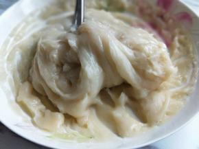 蒸熟的面皮，用筷子搅拌均匀。