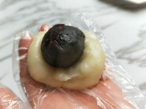 戴上手套，扯一块面皮，压扁，包上豆沙草莓馅。
如果太黏的话，可以炒一些熟的糯米粉，涂手上再包也可以。