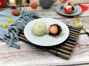 依次包好的草莓大福。