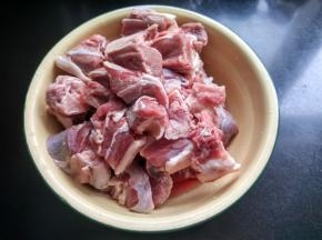 准备好羊腿肉，提前泡出血水，洗净。