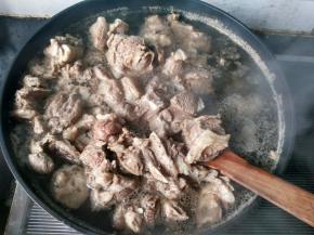 水烧开后，捞出羊肉备用。