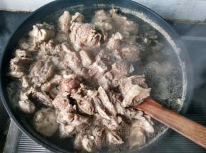 水烧开后，捞出羊肉备用。