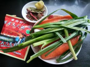 准备火锅底料，大蒜苗，胡萝卜，花椒，辣鸡，草果，香叶。