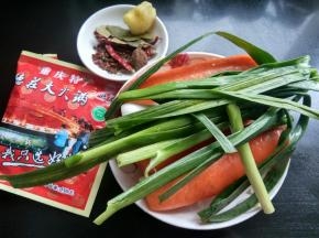 准备火锅底料，大蒜苗，胡萝卜，花椒，辣鸡，草果，香叶。