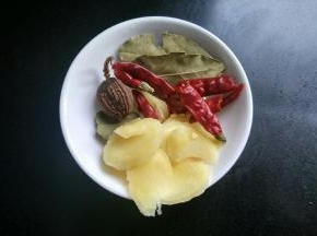 生姜切片，辣椒切段。