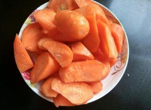 胡萝卜切滚刀。