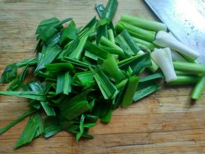 蒜苗切段。