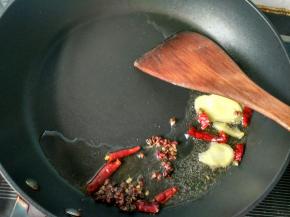 放辣椒，花椒，生姜爆香。