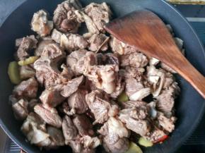 倒入羊肉翻炒。