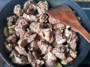 倒入羊肉翻炒。