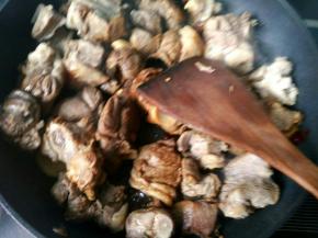 放料酒，酱油，草果，香叶翻炒。