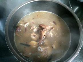 倒入电压力锅。