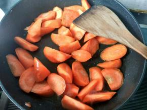 时间到，羊肉炖好了 锅内放少量的油，放胡萝卜。