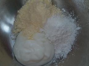 酸奶 奶粉 生粉放到不锈钢盆内