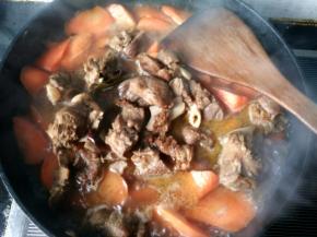倒入炖好的羊肉。