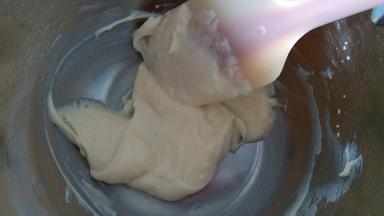 用刮刀翻拌均匀至细腻状态，不要有干粉颗粒