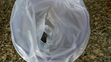 裱花嘴放入裱花袋，套在大杯子上