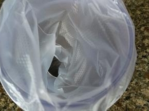 裱花嘴放入裱花袋，套在大杯子上