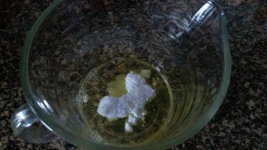 蛋清内滴几滴柠檬汁，放入糖粉