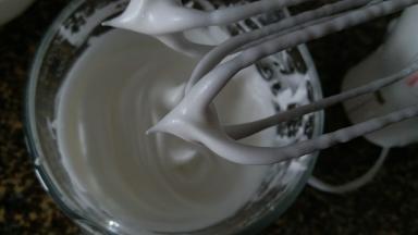 用打蛋器低速打发，如果不大会看蛋白状态的，记得中途关打蛋器仔细看，不要打过了