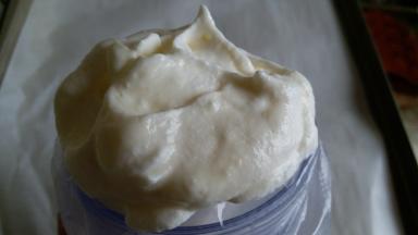 把蛋白霜分两次加入酸奶糊内，翻拌均匀