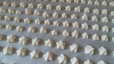 烤盘内铺油纸，均匀的挤到油纸上