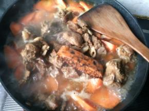 放适量的盐，放入一块火锅底料，大火烧开转小火。