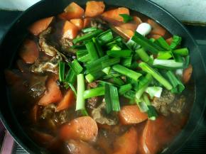 放入切好的大蒜苗，放鸡精。