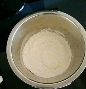面粉和奶粉混合，拌一下。
