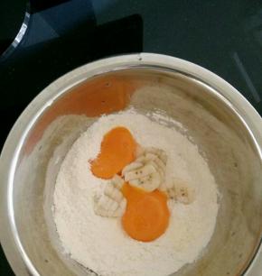 加入蛋黄和香蕉粒。