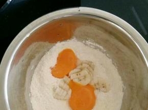 加入蛋黄和香蕉粒。