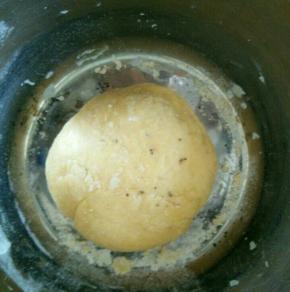 和成面团，盖上保鲜膜饧30分钟。