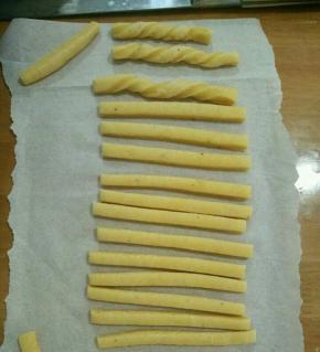 饧好后用擀面杖擀成0.5厘米厚的面片，再用刀切成0.5宽的条，长度看个人喜好吧。