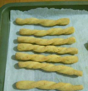 放入预热好的烤箱上管160度，下管140度烤16分钟，磨牙棒上色并闻到香味就可以了。